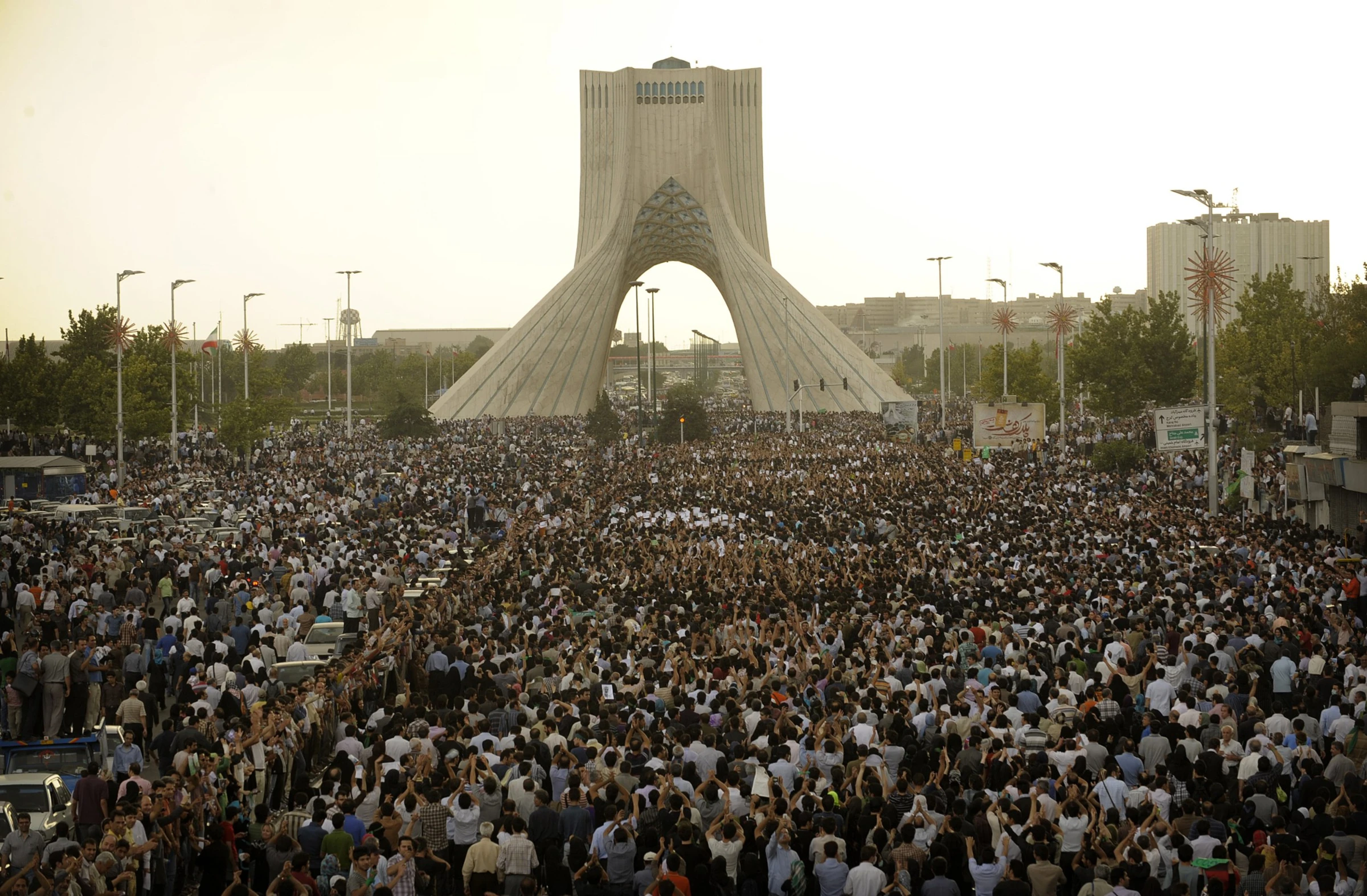 Iranian Students Protest Amid Rising Discontent in Tehran