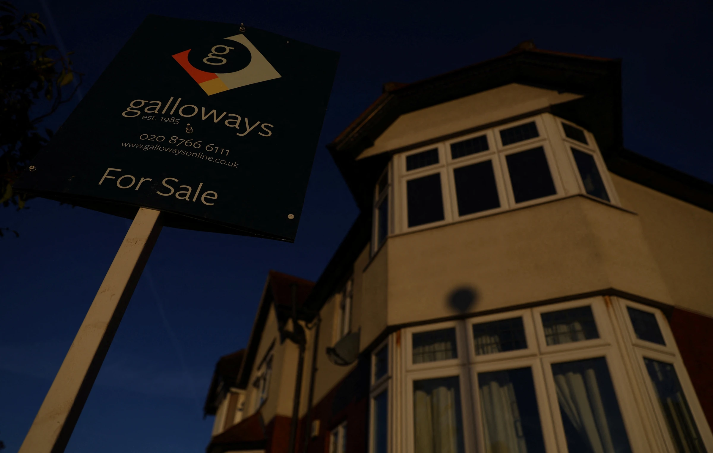 UK house prices decline 0.5% amid rising mortgage rates