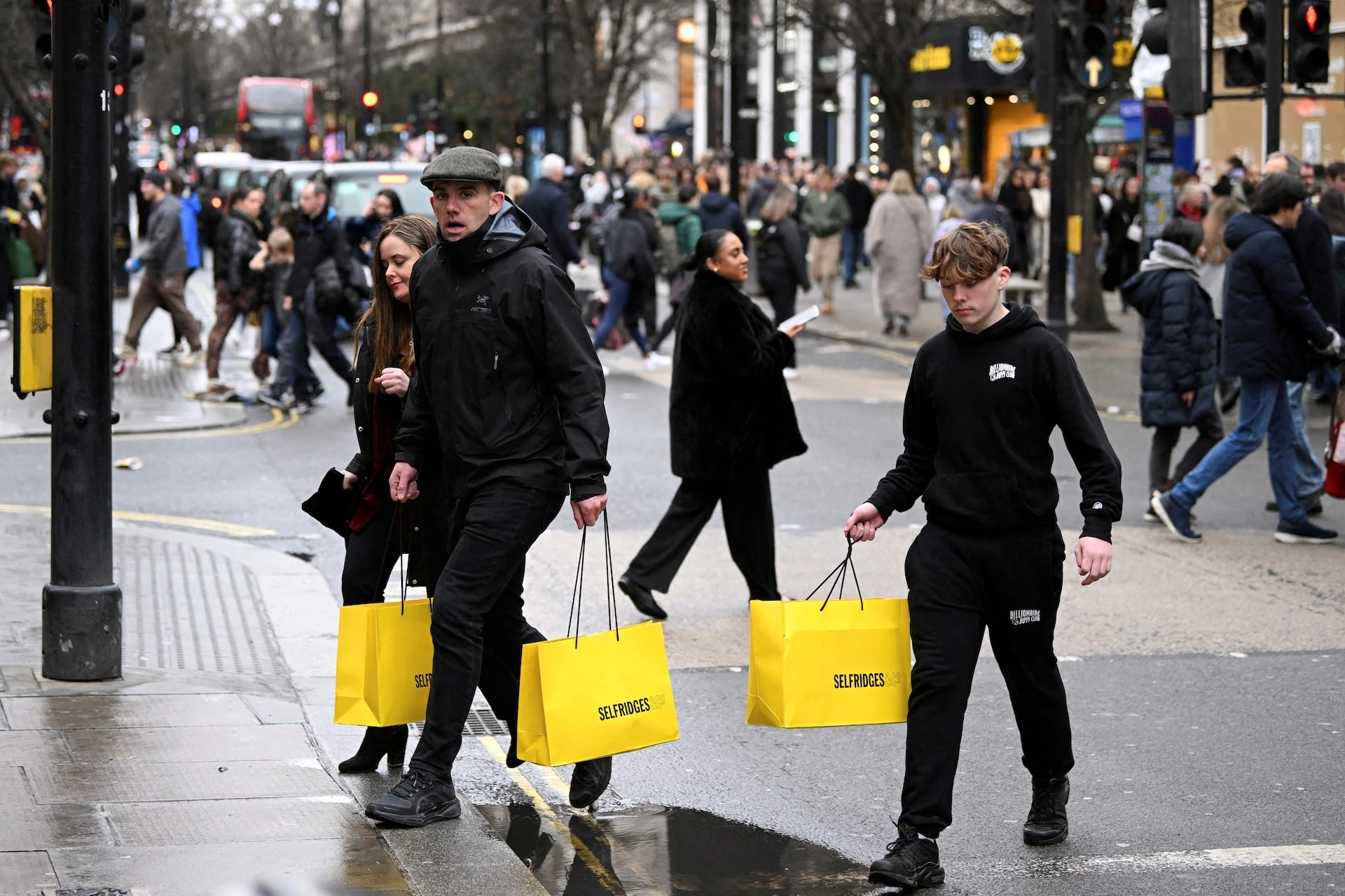 UK Consumer Confidence Falls Three Percent Amid Inflation Concerns
