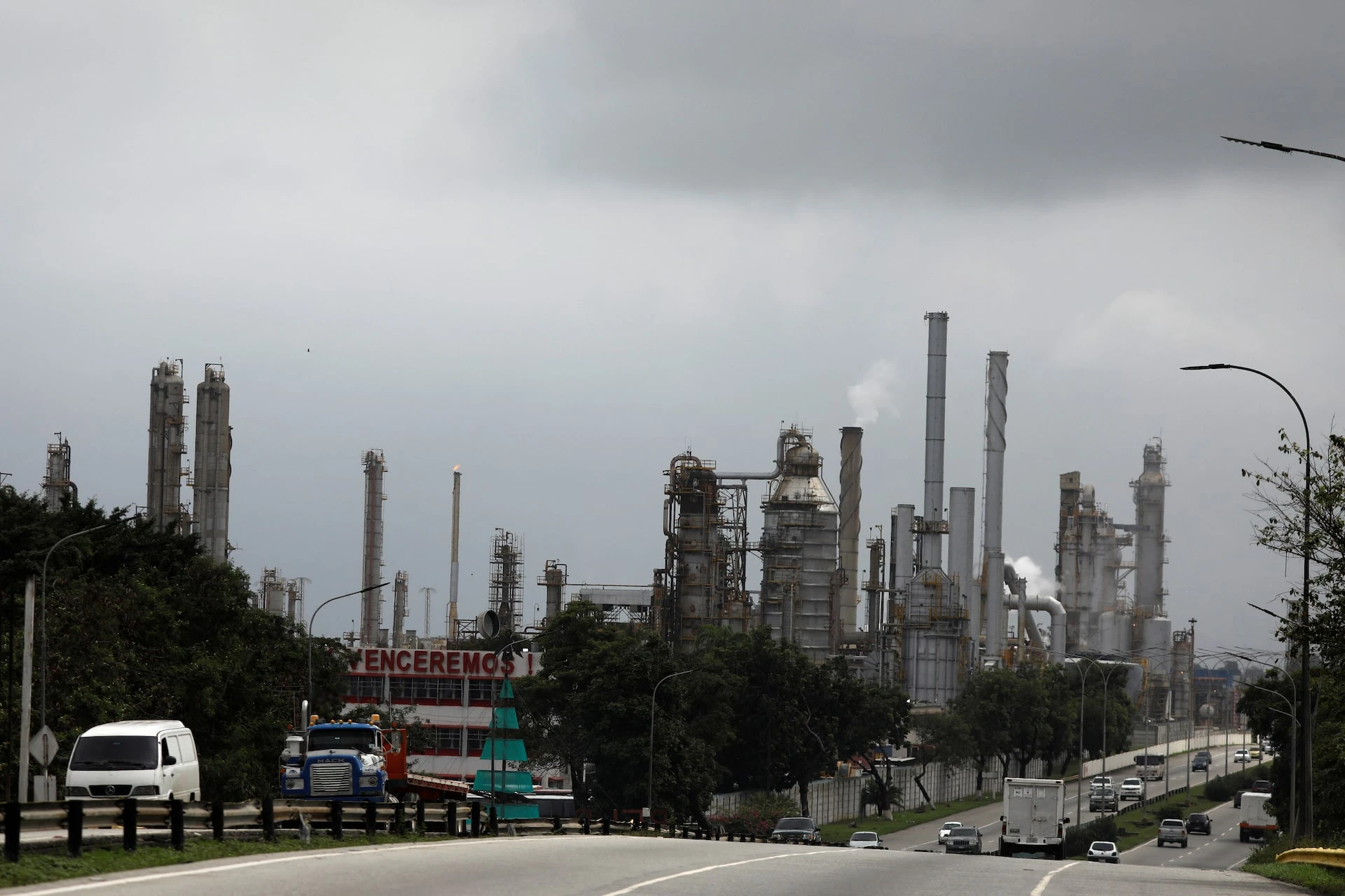 US Begins Venezuelan Oil Purchases to Influence Change