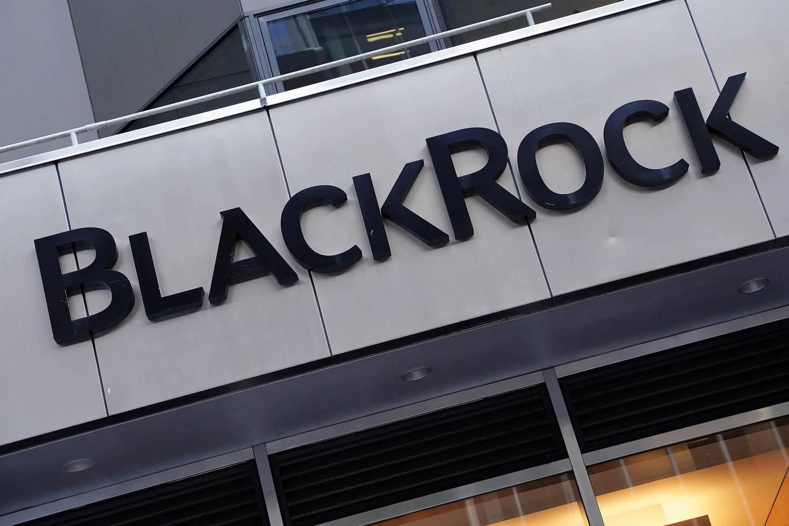 BlackRock Caps Withdrawals Amid Private Credit Turmoil