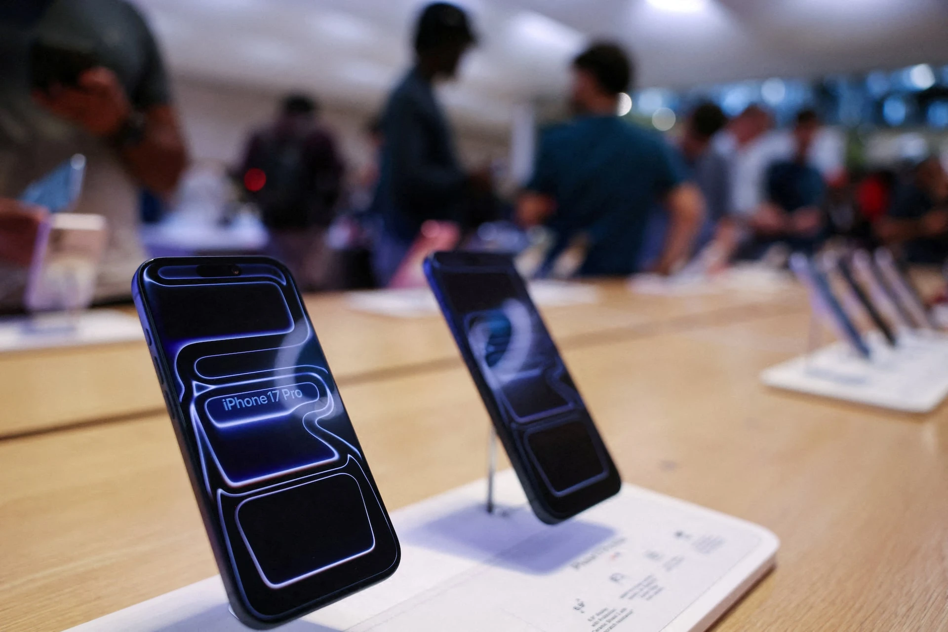 Global smartphone market sees first decline since 2023