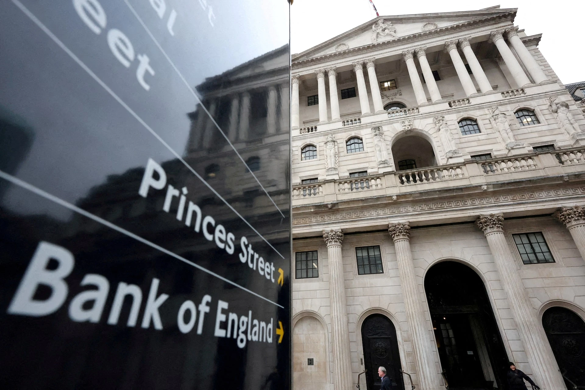 Bank of England Holds Interest Rate at 3.75%