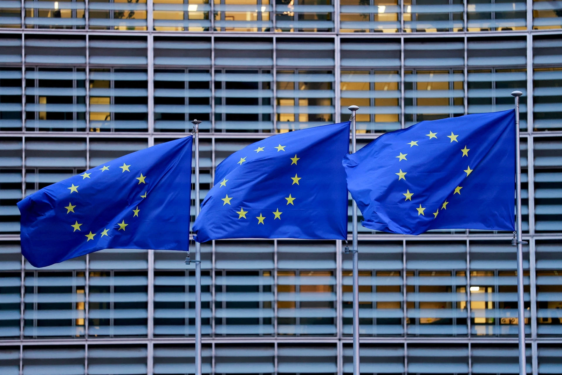 European Commission Cuts Free CO2 Permits for Industries