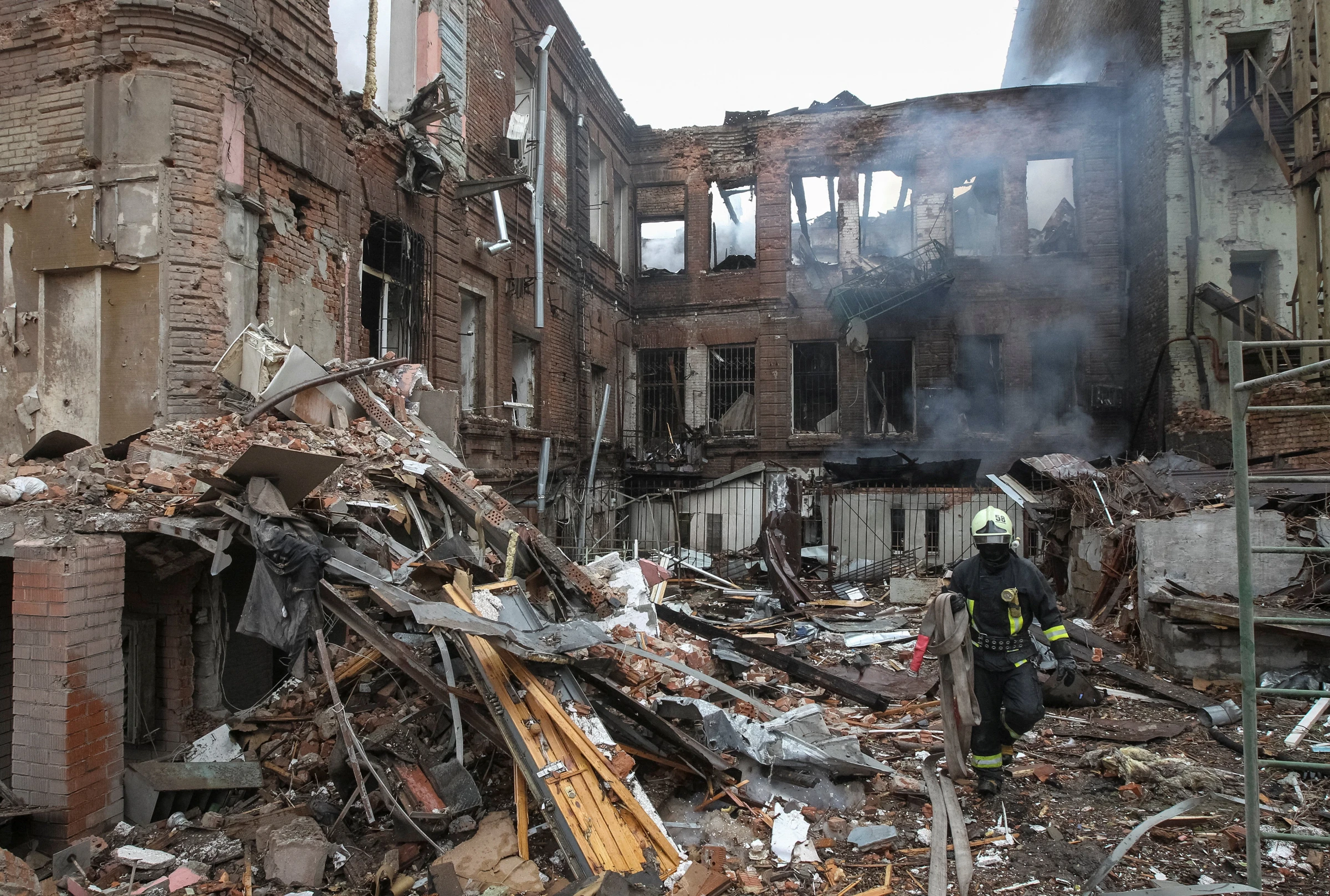 Russian Strikes Kill Twelve in Ukraine's Major Cities