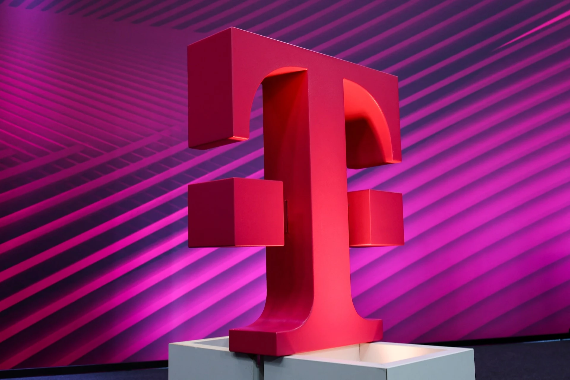 Deutsche Telekom explores full merger with T-Mobile US
