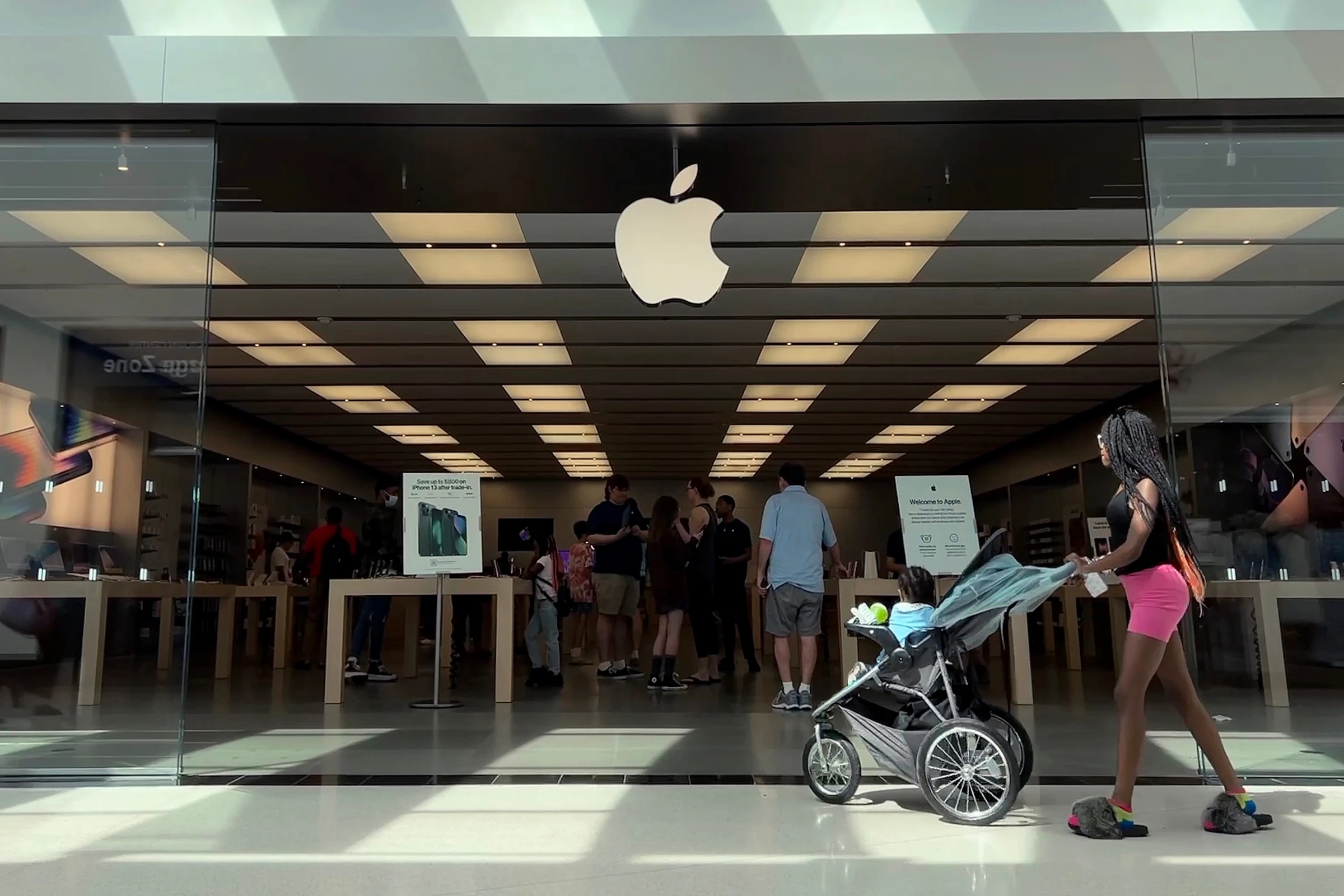 Apple closes first unionized store amid sales decline