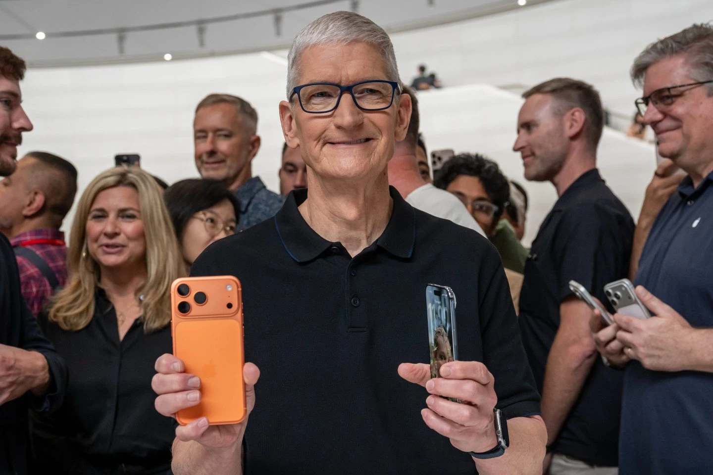 Apple's Record Holiday Quarter Amid AI Challenges