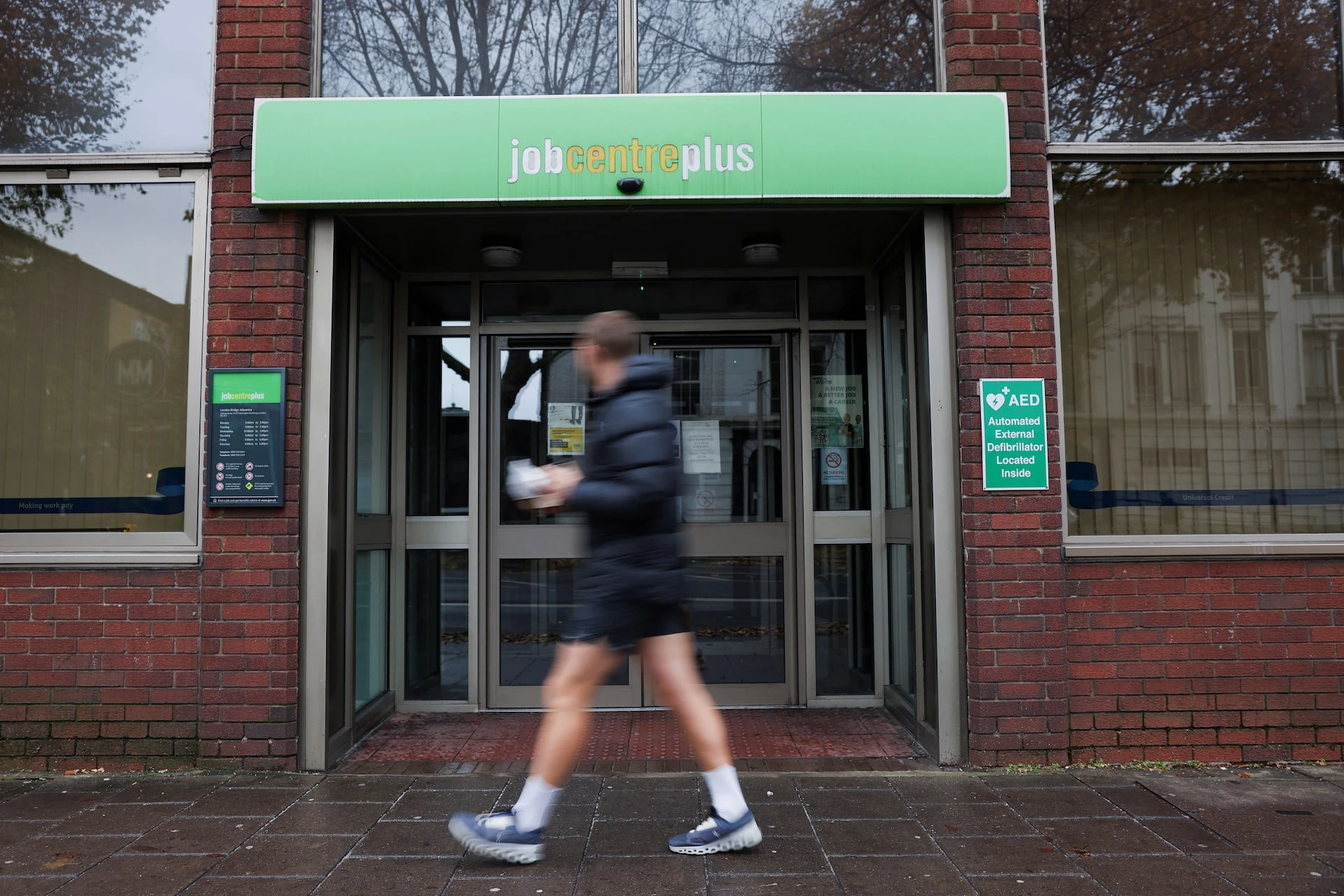 UK unemployment rate rises to 5.2% in December 2025