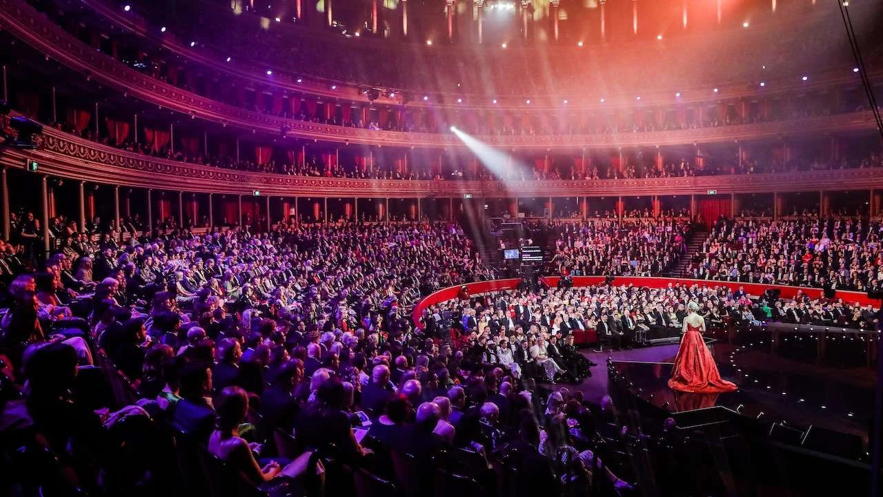 Stars Shine on Green Carpet at Olivier Awards