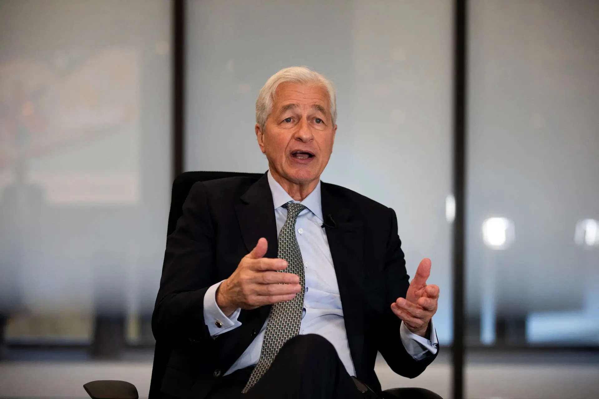 JPMorgan to Hire More AI Specialists, Reduce Bankers