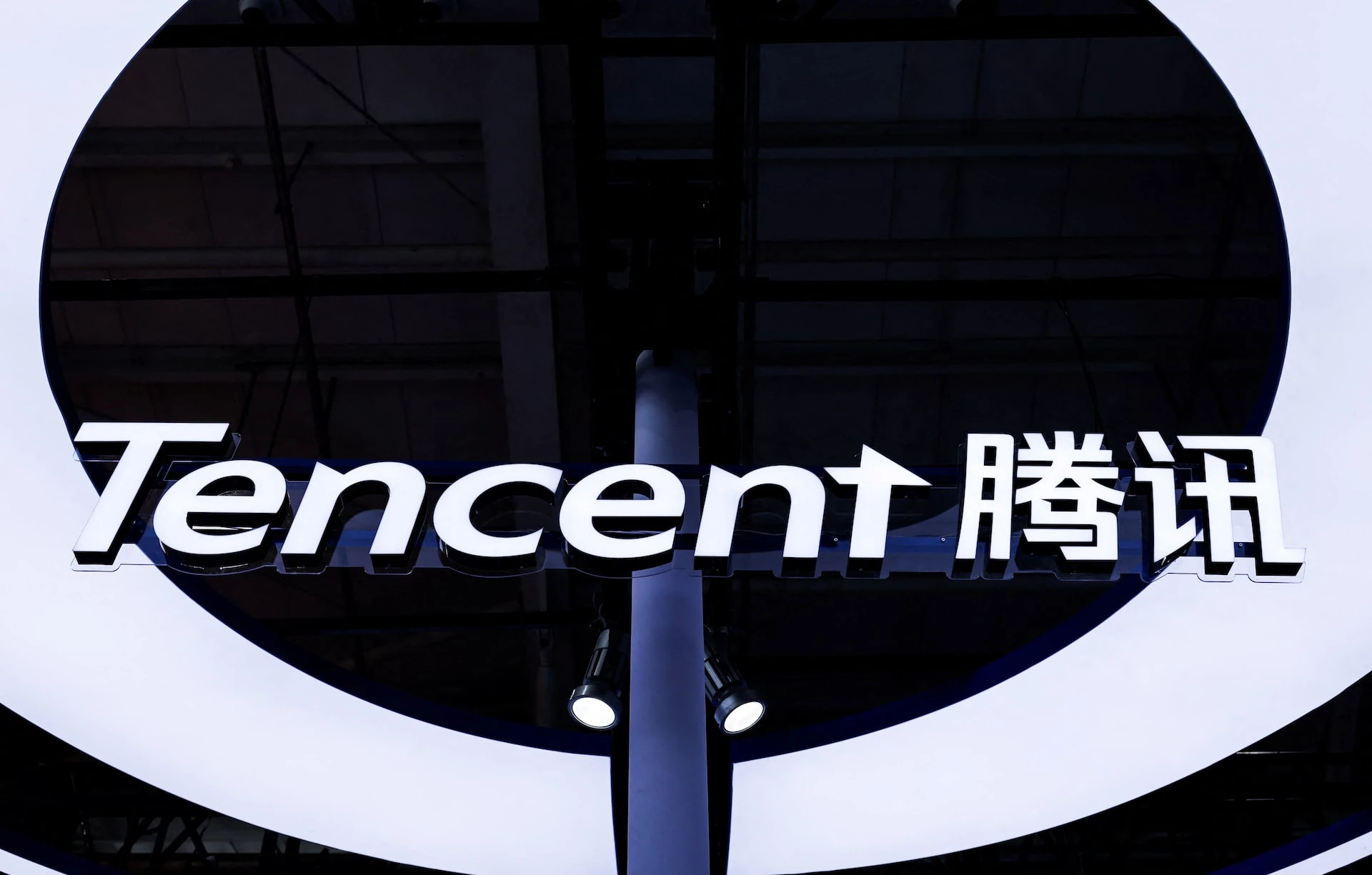 China's AI Hardware Firms Outpace Consumer Internet Earnings