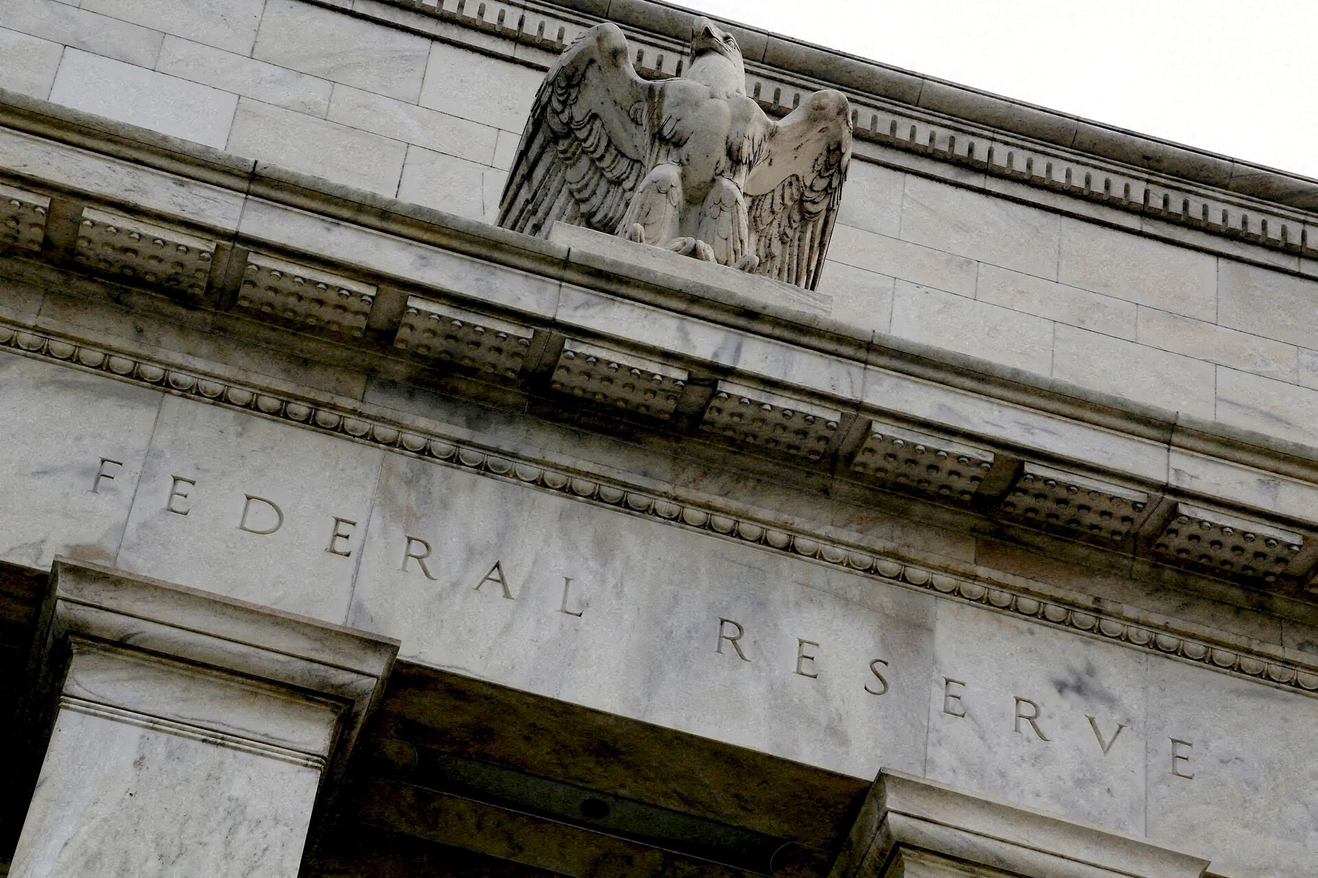 Traders Expect Fed Rate Cut Amid Economic Stagnation