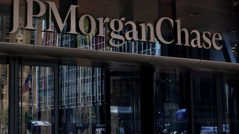 JPMorgan Chase reports fourth-quarter profit decline