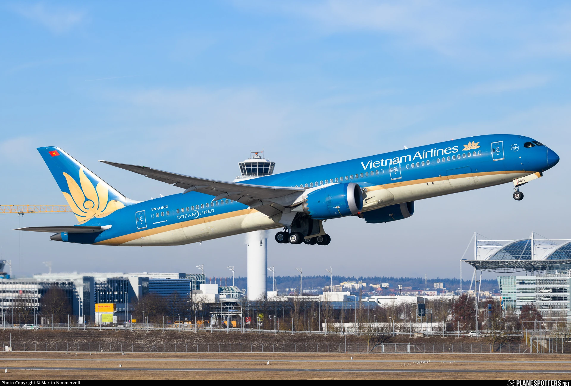 Boeing secures major aircraft orders from Vietnam airlines