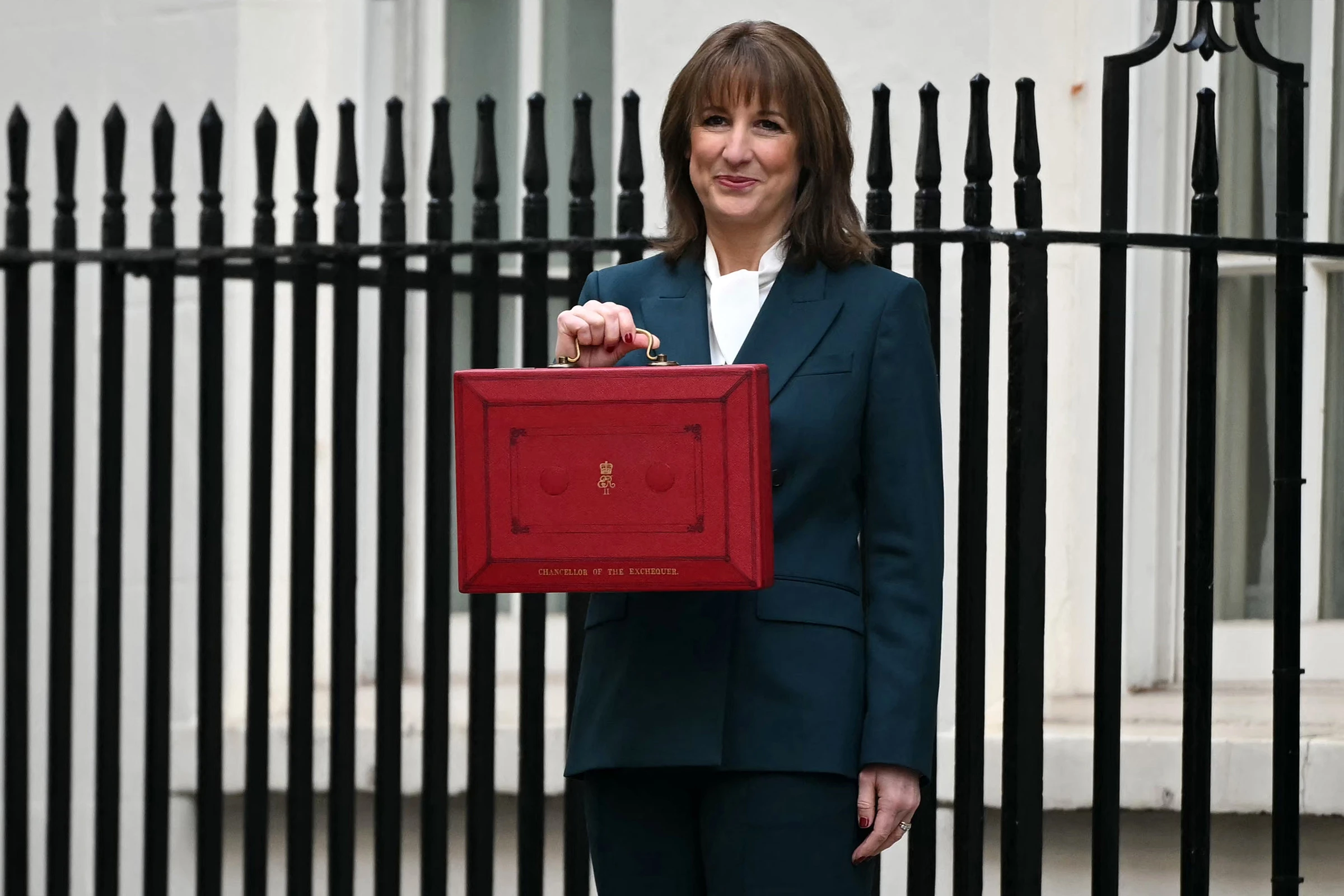 UK Wage Taxes Rise Above OECD Average in 2025