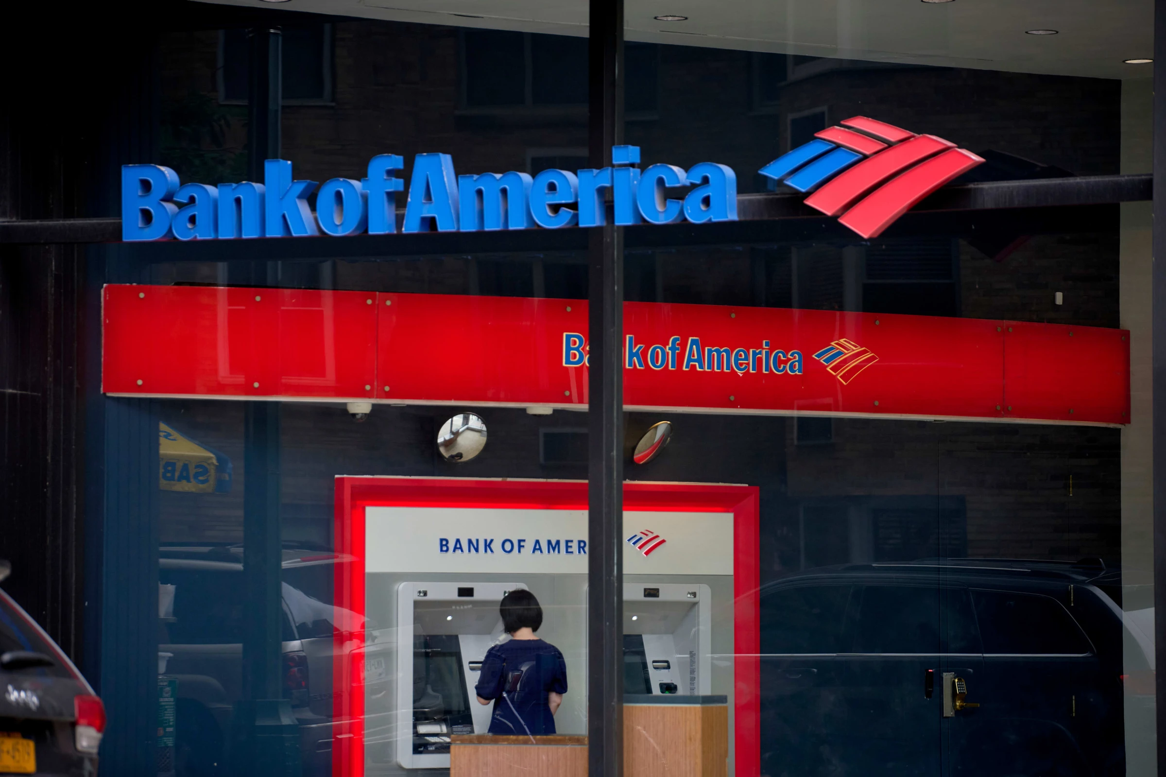 US economy shows resilience with retail traffic rebound