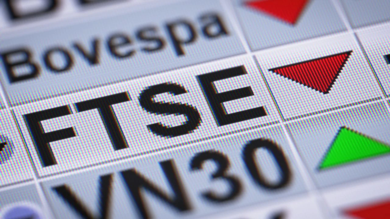 FTSE 100 Drops Below 10,000 Amid Energy Concerns