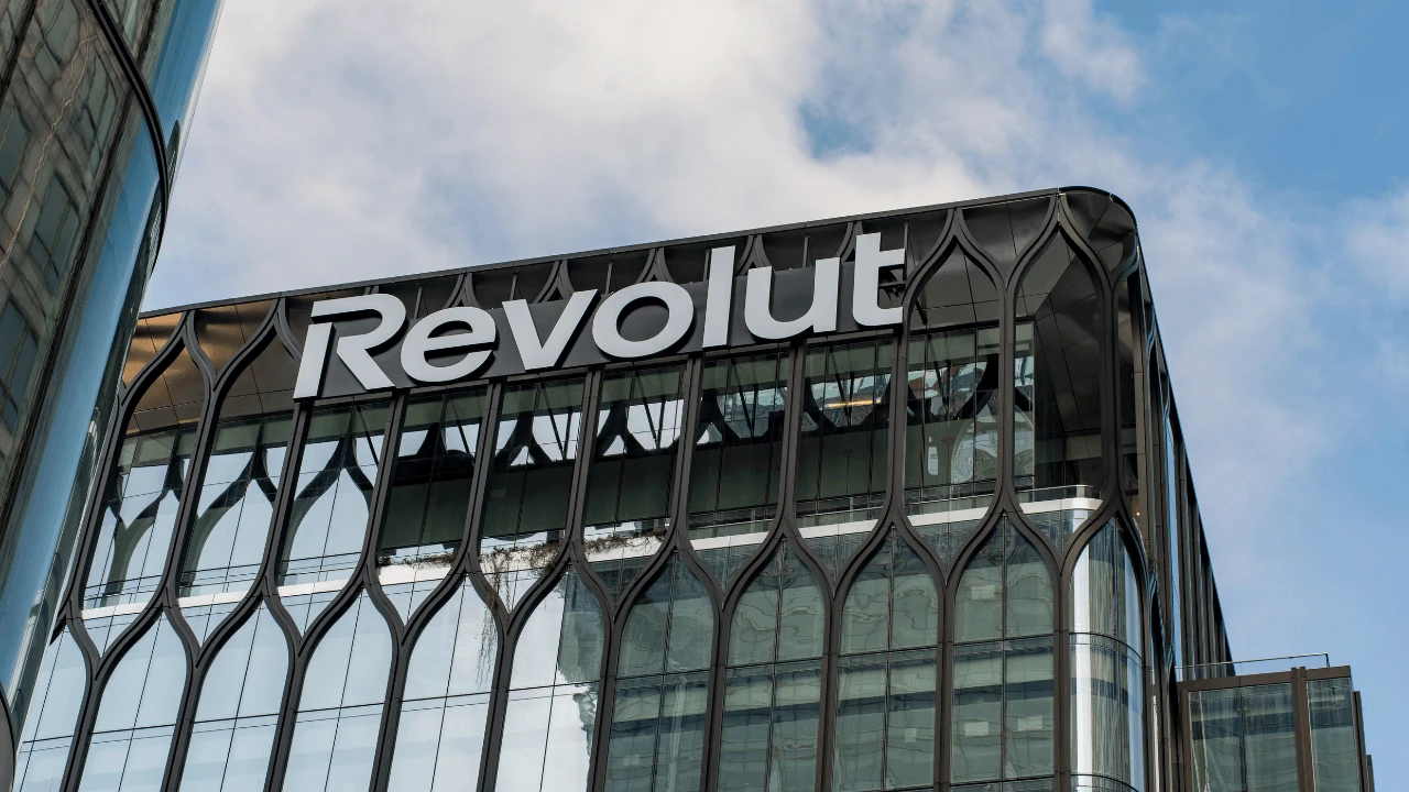 Revolut Secures UK Banking Licence, Challenges Major Banks
